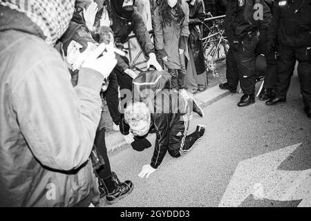 BERLIN, ALLEMAGNE - 01 mai 2021 : une photo en niveaux de gris de personnes aux événements de la journée de démonstration MAYDAY à Berlin Banque D'Images