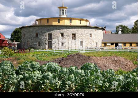 Hancock Shaker Museum, Pittsfield, Massachusetts, États-Unis - Une commune des Shaker établie dans les années 1780.La grange historique en pierre ronde Banque D'Images