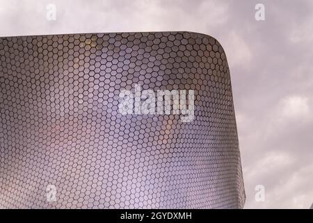 Vue à angle bas du musée Soumaya sous un ciel nuageux Banque D'Images