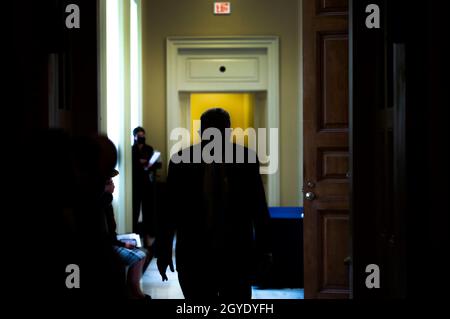 Washington DC, États-Unis.7 octobre 2021 : le chef de la majorité au Sénat des États-Unis, Chuck Schumer (démocrate de New York), quitte le déjeuner démocrate au Capitole des États-Unis à Washington, DC, le jeudi 7 octobre 2021.Les Démocrates et les Républicains du Sénat ont conclu un accord pour augmenter temporairement le plafond de la dette jusqu’au début du mois de décembre.Credit: Rod Lamkey/CNP Credit: dpa Picture Alliance/Alay Live News Banque D'Images