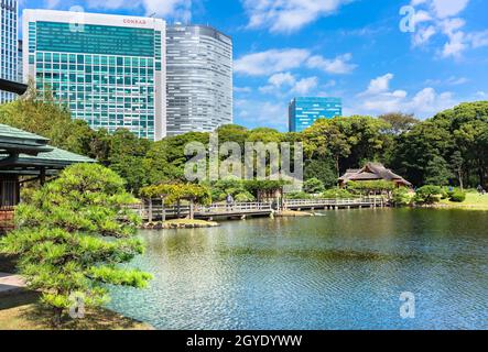 tokyo, japon - octobre 28 2020 : pont Otsutai traversant l'étang Shiori-no-ike des jardins Hama-rikyū menant à l'île Shonoji avec le traditionnel Banque D'Images