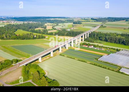 Enzweihingen, Allemagne - 16 juin 2021 : train interurbain IC de DB Deutsche Bahn sur le pont Enztal de la ligne de chemin de fer à grande vitesse Mannheim-Stuttgart en Banque D'Images