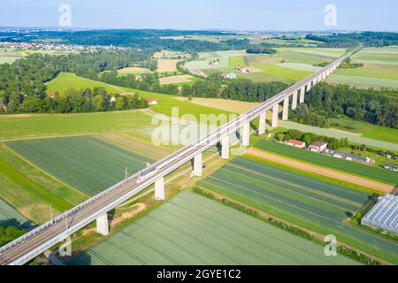 Enzweihingen, Allemagne - 16 juin 2021 : TRAIN ICE 1 de Deutsche Bahn DB sur le pont Enztal de la ligne à grande vitesse Mannheim-Stuttgart à Enzweihin Banque D'Images