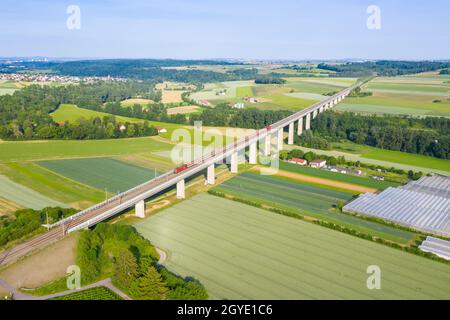 Enzweihingen, Allemagne - 16 juin 2021 : train IC interurbain d'ÖBB Österreichische Bundesbahnen sur le pont Enztal de la ligne de chemin de fer à grande vitesse Mannheim Banque D'Images