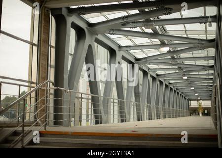 Architecture dans la ville.Passage piéton au-dessus de l'autoroute.Poutres en acier dans le tunnel.Un pont solide. Banque D'Images