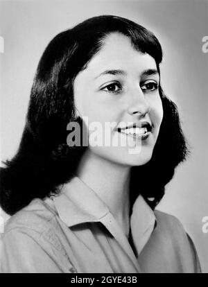 1956 , Etats-Unis : la célèbre chanteuse folk américaine JOAN BAEZ ( née le 9 janvier 1941 ) quand était une jeune fille de 15 ans , photo pubbligée dans l'Annuaire de l'école secondaire annary .Photographe inconnu.- HISTOIRE - FOTO STORICHE - Personalità da giovane giovani - ragazza - personnalités quand était jeune fille - FANTAZIA - ENFANCE - MUSIQUE POP - MUSICA - cantante - ADOLESCENT - RAGAZZA - ENFANCE - FANTAZIA - sourire - sorriso -- ARCHIVIO GBB Banque D'Images