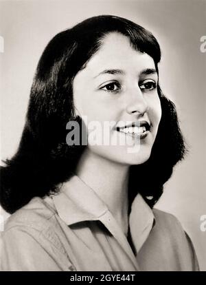 1956 , Etats-Unis : la célèbre chanteuse folk américaine JOAN BAEZ ( née le 9 janvier 1941 ) quand était une jeune fille de 15 ans , photo pubbligée dans l'Annuaire de l'école secondaire annary .Photographe inconnu.- HISTOIRE - FOTO STORICHE - Personalità da giovane giovani - ragazza - personnalités quand était jeune fille - FANTAZIA - ENFANCE - MUSIQUE POP - MUSICA - cantante - ADOLESCENT - RAGAZZA - ENFANCE - FANTAZIA - sourire - sorriso -- ARCHIVIO GBB Banque D'Images