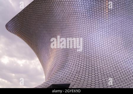 Vue à angle bas du musée Soumaya sous un ciel nuageux Banque D'Images