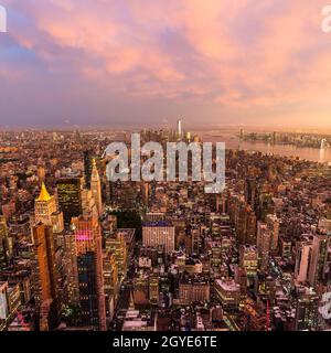 Horizon de New York avec gratte-ciel de Manhattan à l'incroyable vibrant après le coucher du soleil de tempête, États-Unis. Rainbow peut être vu en arrière-plan au-dessus de Brooklyn brid Banque D'Images