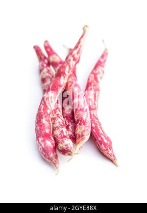 Haricots canneberges. Cosses de grains isolées sur fond blanc. Banque D'Images