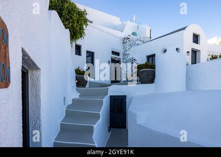 Oia, Santorini, Grèce - 29 juin 2021 : maisons blanchies à la chaux à Imerovigli sur l'île de Santorini, Cyclades, Grèce Banque D'Images