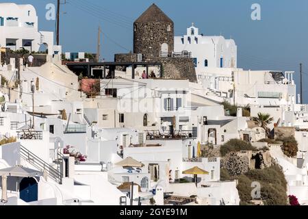 Oia, Santorini, Grèce - 29 juin 2021 : maisons blanchies à la chaux à Imerovigli sur l'île de Santorini, Cyclades, Grèce Banque D'Images