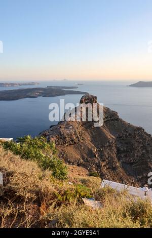 La belle caldeira et la vue sur le rocher de Skaros depuis la terrasse Imerovigli sur Santorini, Grèce Banque D'Images