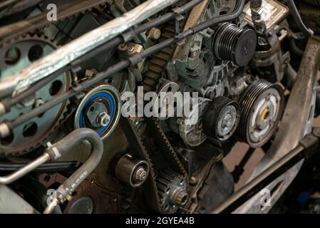 Détail de la courroie de distribution du moteur de la voiture dans un atelier Banque D'Images