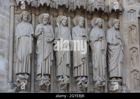 Paris, France - Cathédrale notre Dame. Statues des douze apôtres sur le portail de la façade occidentale.Patrimoine mondial de l'UNESCO Banque D'Images