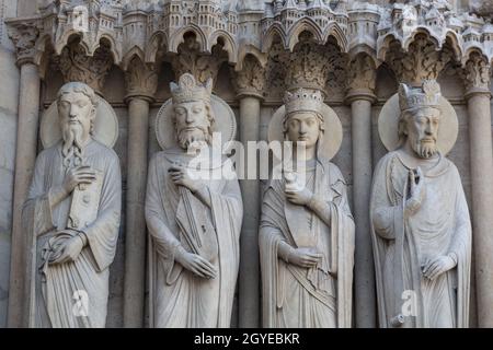 Paris - façade ouest de la cathédrale notre-Dame.Statues de saints sur le portail et le tympan de Saint Anne Banque D'Images