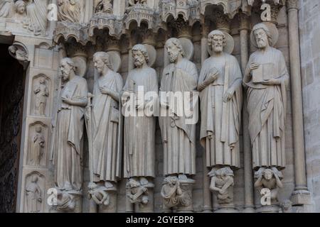 Paris, France - Cathédrale notre Dame. Statues des douze apôtres sur le portail de la façade occidentale.Patrimoine mondial de l'UNESCO Banque D'Images