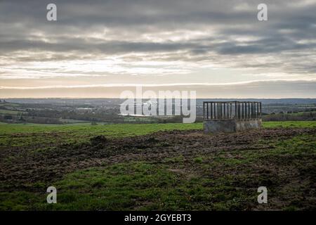 Vue d'un éleveur de bétail dans un champ avec la rivière Medway et la vallée au loin Banque D'Images