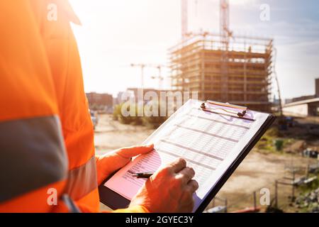 Travailleur de l'inspection OSHA sur le chantier de construction. Sécurité des bâtiments Banque D'Images