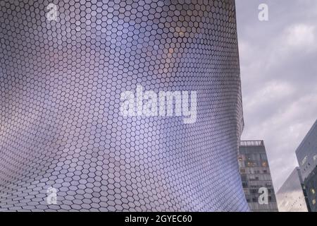 Vue à angle bas du musée Soumaya sous un ciel nuageux Banque D'Images