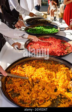 Détail de différents types de paellas valenciennes, un plat de riz typique. Banque D'Images