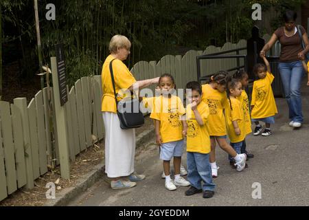 Camp de jour pour un groupe d'enfants urbains sur une sortie au Brooklyn Botanic Garden à Brooklyn, New York. Banque D'Images