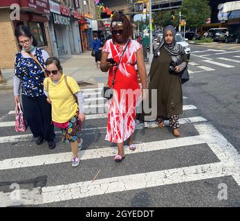 Divers groupes de femmes traversant la rue le long de fort Hamilton Parkway dans le quartier de Borough Park à Brooklyn, New York. Banque D'Images