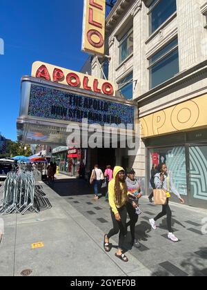 Marquise du célèbre théâtre Apollo sur la 125e rue dans le centre de Harlem, New York. Banque D'Images