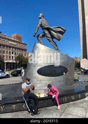 Sculpture d'Adam Clayton Powell sur la 125e rue à l'édifice d'État Adam Clayton Powell à Harlem. Banque D'Images