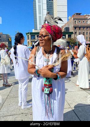 Le groupe participe à une marche de guérison africaine autour de Harlem pendant la journée du festival du patrimoine africain ici vu à la 125e rue, dans le bâtiment administratif de l'État de NY Adam Clayton Powell Jr.. Banque D'Images