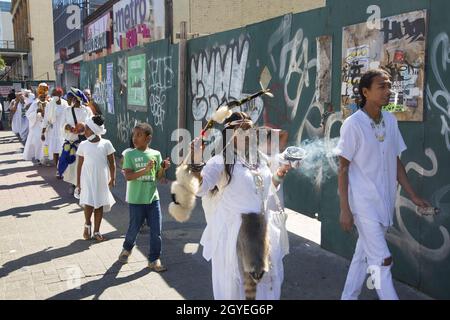 Le groupe participe à une marche de guérison africaine autour de Harlem pendant la journée du festival du patrimoine africain, qui s'est dirigé vers la 125e rue jusqu'au bâtiment d'État de l'État de New York Adam Clayton Powell jusqu'à African Square. Banque D'Images