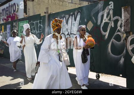 Le groupe participe à une marche de guérison africaine autour de Harlem pendant la journée du festival du patrimoine africain, qui s'est dirigé vers la 125e rue jusqu'au bâtiment d'État de l'État de New York Adam Clayton Powell jusqu'à African Square. Banque D'Images