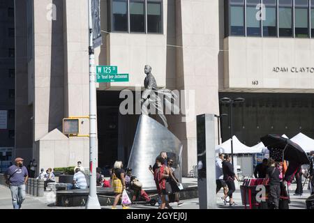 Sculpture d'Adam Clayton Powell sur la 125e rue à l'édifice d'État Adam Clayton Powell à Harlem. Banque D'Images