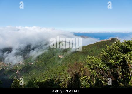 Paysage de montagne. Vue de la terrasse d'observation: Mirador Pico del Ingles. Ténérife, Îles Canaries, Espagne. Banque D'Images