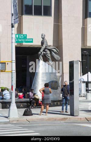 Sculpture d'Adam Clayton Powell sur la 125e rue à l'édifice d'État Adam Clayton Powell à Harlem. Banque D'Images