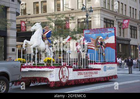 Le défilé de la journée de Pulaski est un défilé qui a lieu chaque année depuis 1936[1] sur la Cinquième Avenue à New York pour commémorer Kazimierz Pulaski, un héros polonais de la guerre d'indépendance américaine.Elle est devenue l'expression de divers aspects de la culture polonaise.C'est l'une des plus grandes défilés annuels de New York.Le défilé de 2021 a été l'un des premiers défilés de New York à reprendre depuis le début de la pandémie de Covid-19. Banque D'Images