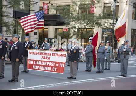 Le défilé de la journée de Pulaski est un défilé qui a lieu chaque année depuis 1936[1] sur la Cinquième Avenue à New York pour commémorer Kazimierz Pulaski, un héros polonais de la guerre d'indépendance américaine.Elle est devenue l'expression de divers aspects de la culture polonaise.C'est l'une des plus grandes défilés annuels de New York.Le défilé de 2021 a été l'un des premiers défilés de New York à reprendre depuis le début de la pandémie de Covid-19. Banque D'Images