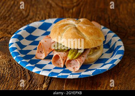 petit pain bavarois avec saucisse sur bois Banque D'Images