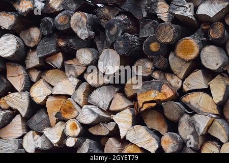 Gros plan pile de bois de chauffage sec, en bois, hachés, fendus et organisés en pile pour le stock de carburant d'hiver, angle bas, vue latérale Banque D'Images