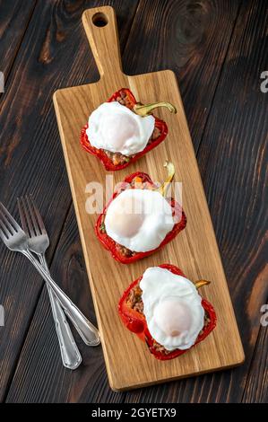 Poivrons farcis à la viande hachée, nappés d'œufs pochés Banque D'Images