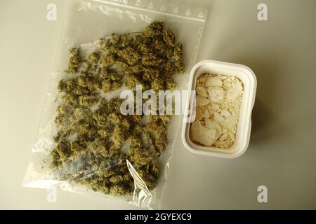 Boutons de fleurs de marijuana séchés dans un sac en plastique et un pot avec de la poudre d'Amphétamine. Banque D'Images