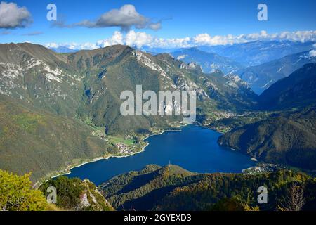 Magnifique lac de Ledro et les montagnes environnantes. Vue depuis le mont Corno lors d'une belle journée d'automne claire. Trentin, Italie. Banque D'Images