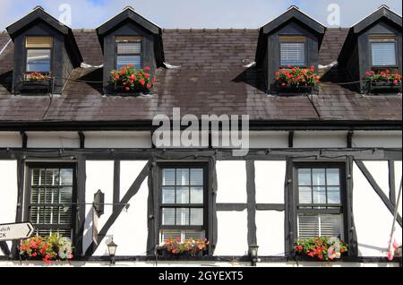 Maison traditionnelle à colombages avec tuiles en argile de toit noires Banque D'Images