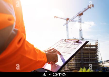 Travailleur de l'inspection OSHA sur le chantier de construction. Sécurité des bâtiments Banque D'Images