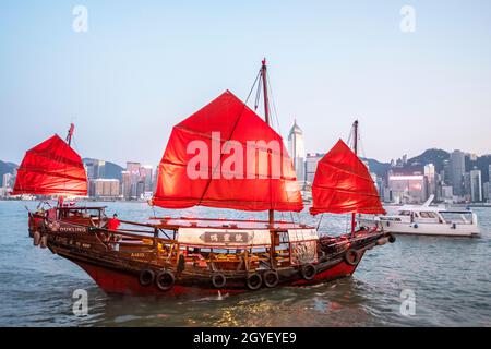 A Junk on Victoria Harbour, Hong Kong, Chine Banque D'Images