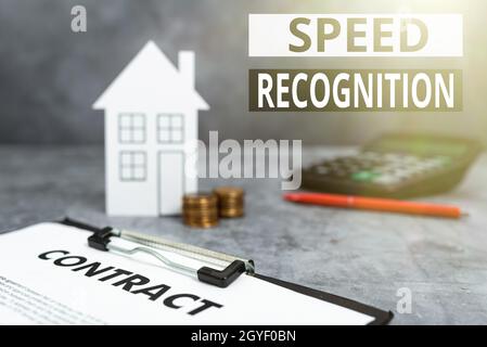 Affichage de panneaux reconnaissance de la vitesse, technologie de vue d'ensemble d'entreprise utilisée pour détecter et reconnaître les idées d'achat de voiture de vitesse, Insura de propriété Banque D'Images