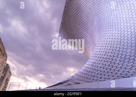 Vue à angle bas du musée Soumaya sous un ciel nuageux Banque D'Images