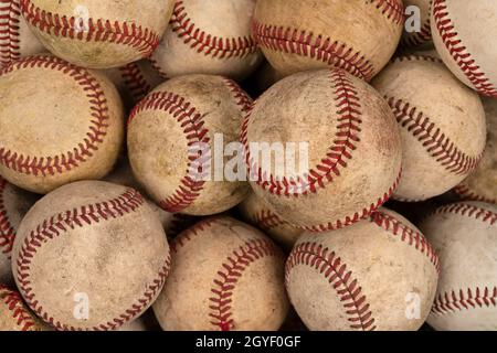 Un groupe de ballons de baseball anciens, utilisés et usés montre le dévouement du sport et de l'intégrité de cet équipement sportif pour résister à l'épreuve du temps. Banque D'Images