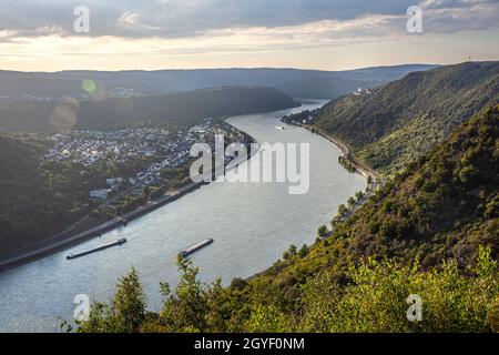 Paysage de la vallée du Rhin vue sur les frères hostiles châteaux Sterrenberg et Liebenstein à Kamp-Bornhofen et le village de Bad Salzig Banque D'Images