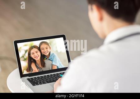 Homme ayant des conversations vidéo avec des amis et de la famille à l'aide d'un ordinateur portable. Banque D'Images